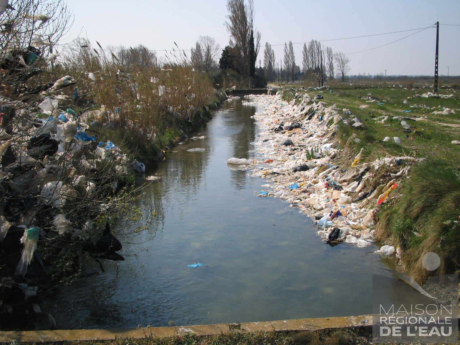 Pollution de macro-déchets-décharge d'Entressen